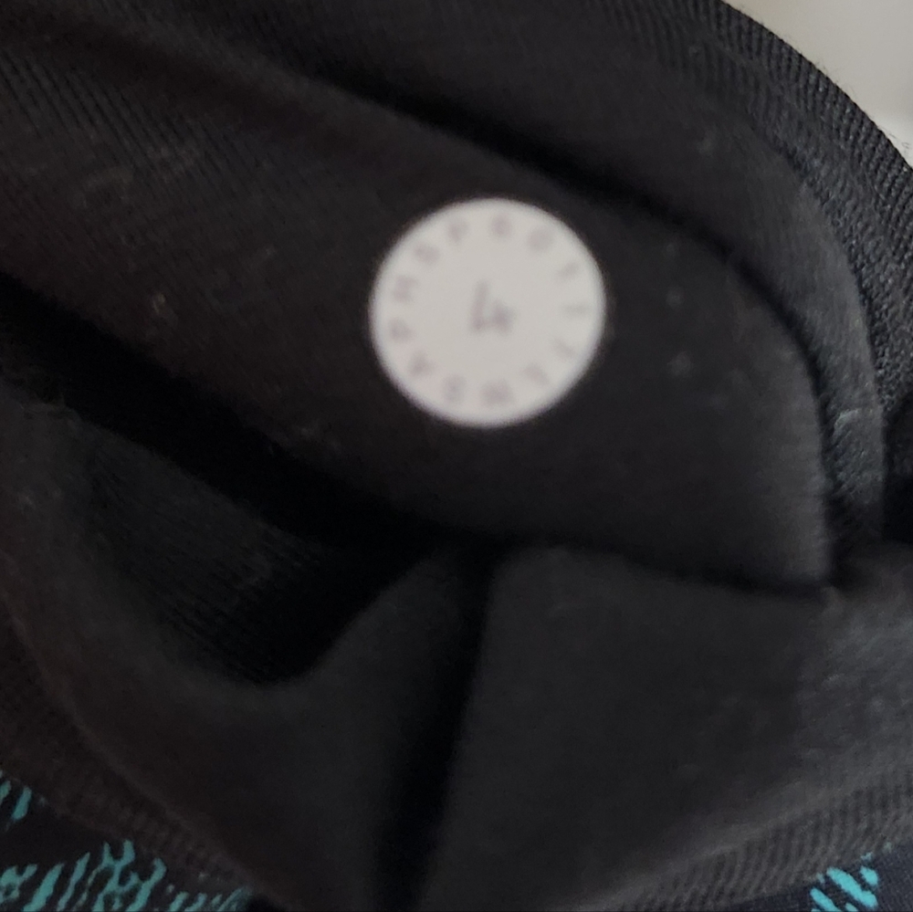 Absolutely gorgeous lululemon size 4 leggings 😍 - Picture 9 of 9